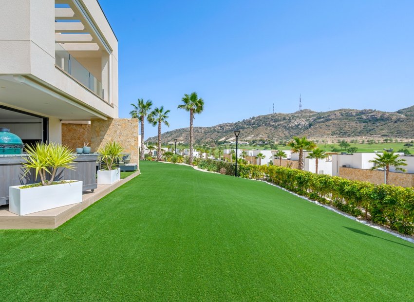 Luxury 2-bedroom bungalow with views of the golf course in Monforte del Cid