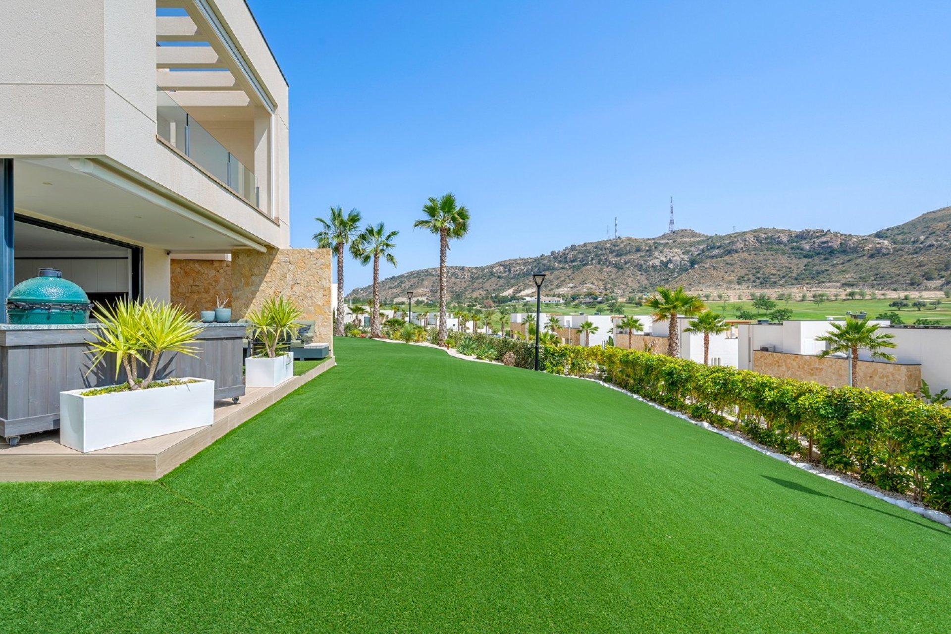 Luxury 2-bedroom bungalow with views of the golf course in Monforte del Cid