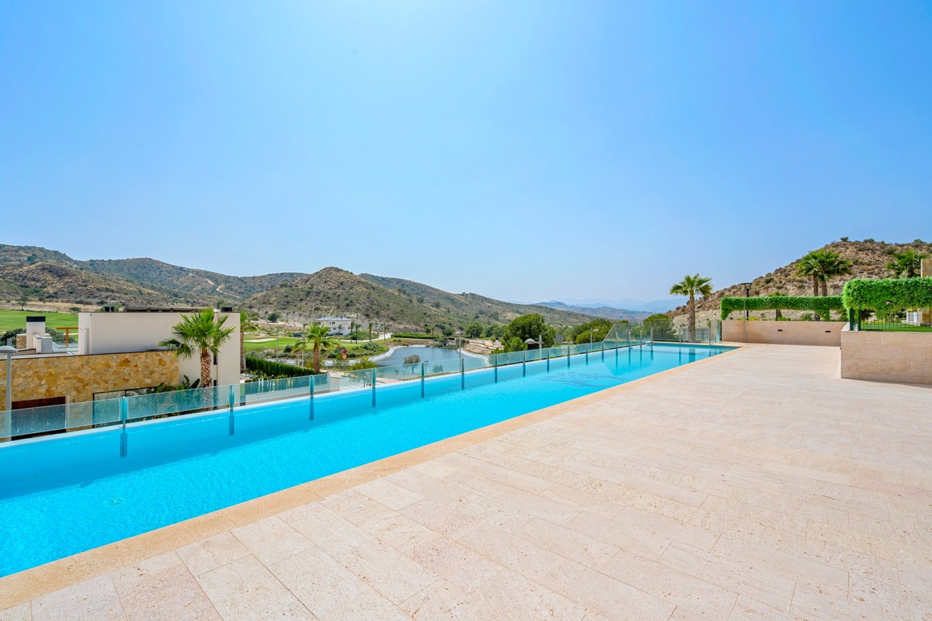 Luxury 2-bedroom bungalow with views of the golf course in Monforte del Cid