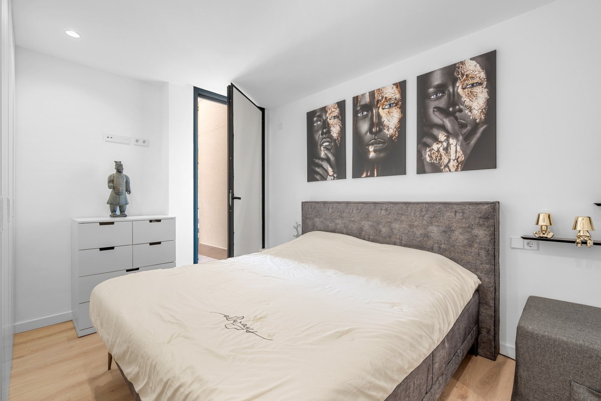 Luxury 2-bedroom bungalow with views of the golf course in Monforte del Cid