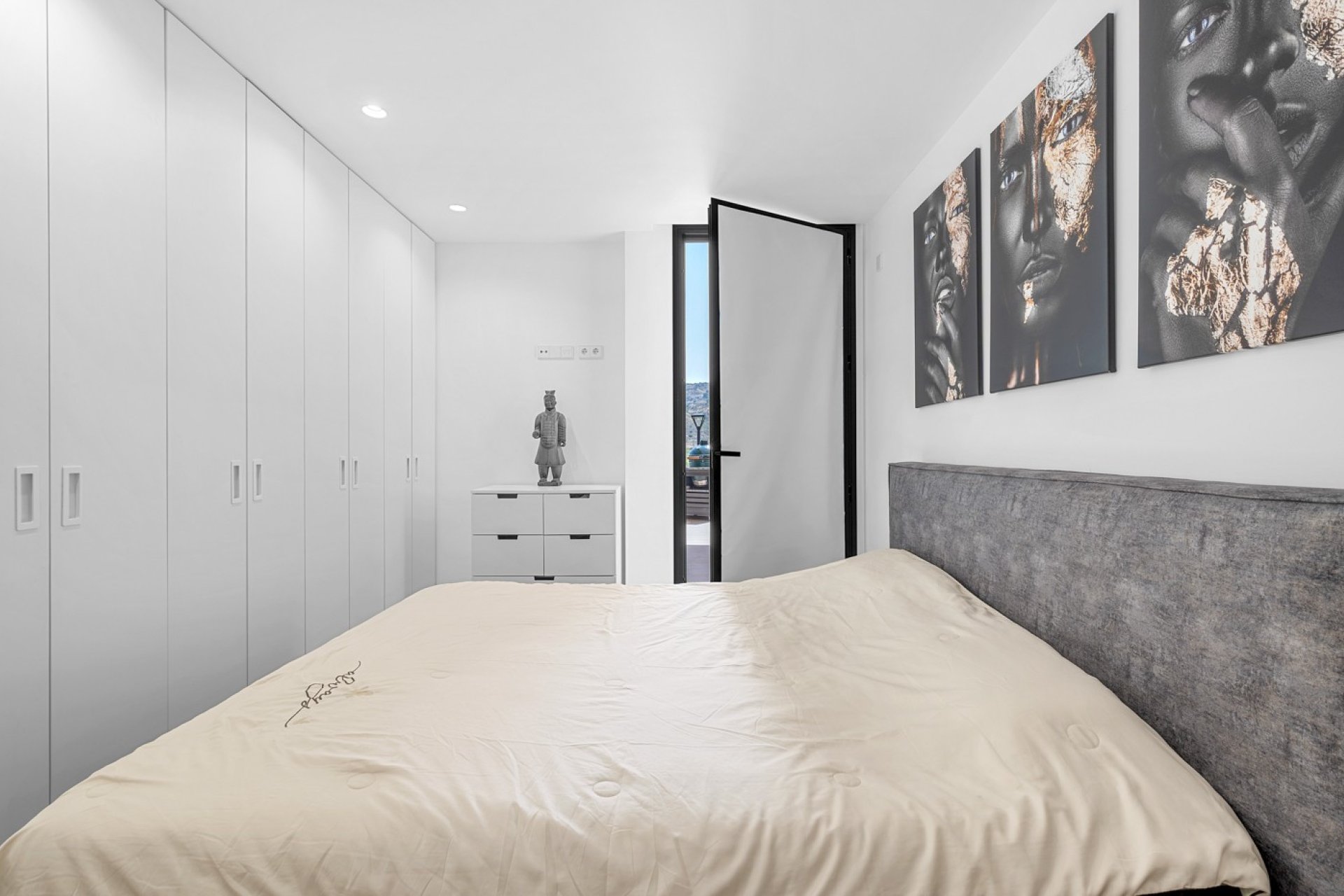 Luxury 2-bedroom bungalow with views of the golf course in Monforte del Cid