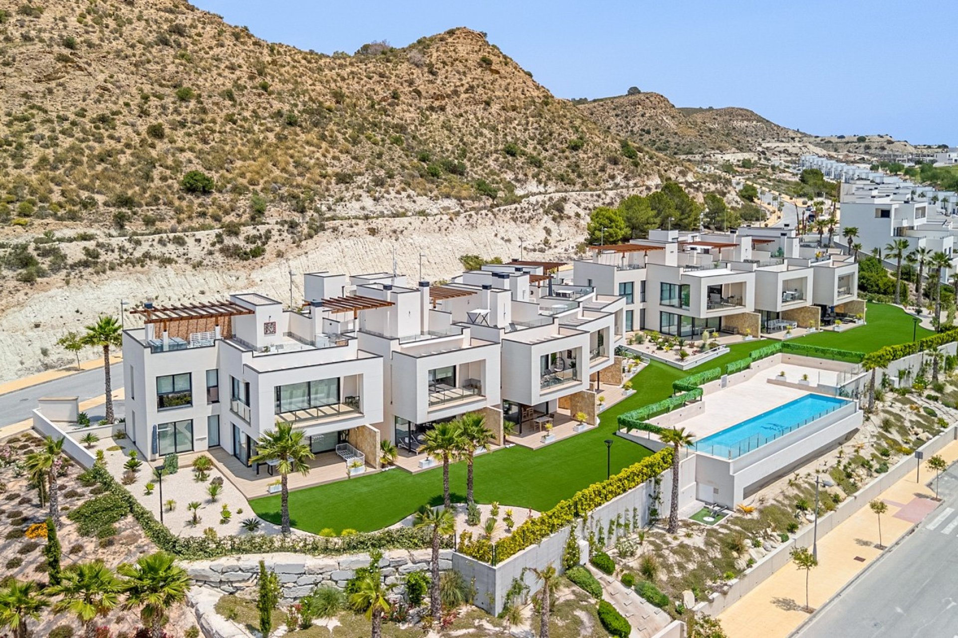 Luxury 2-bedroom bungalow with views of the golf course in Monforte del Cid