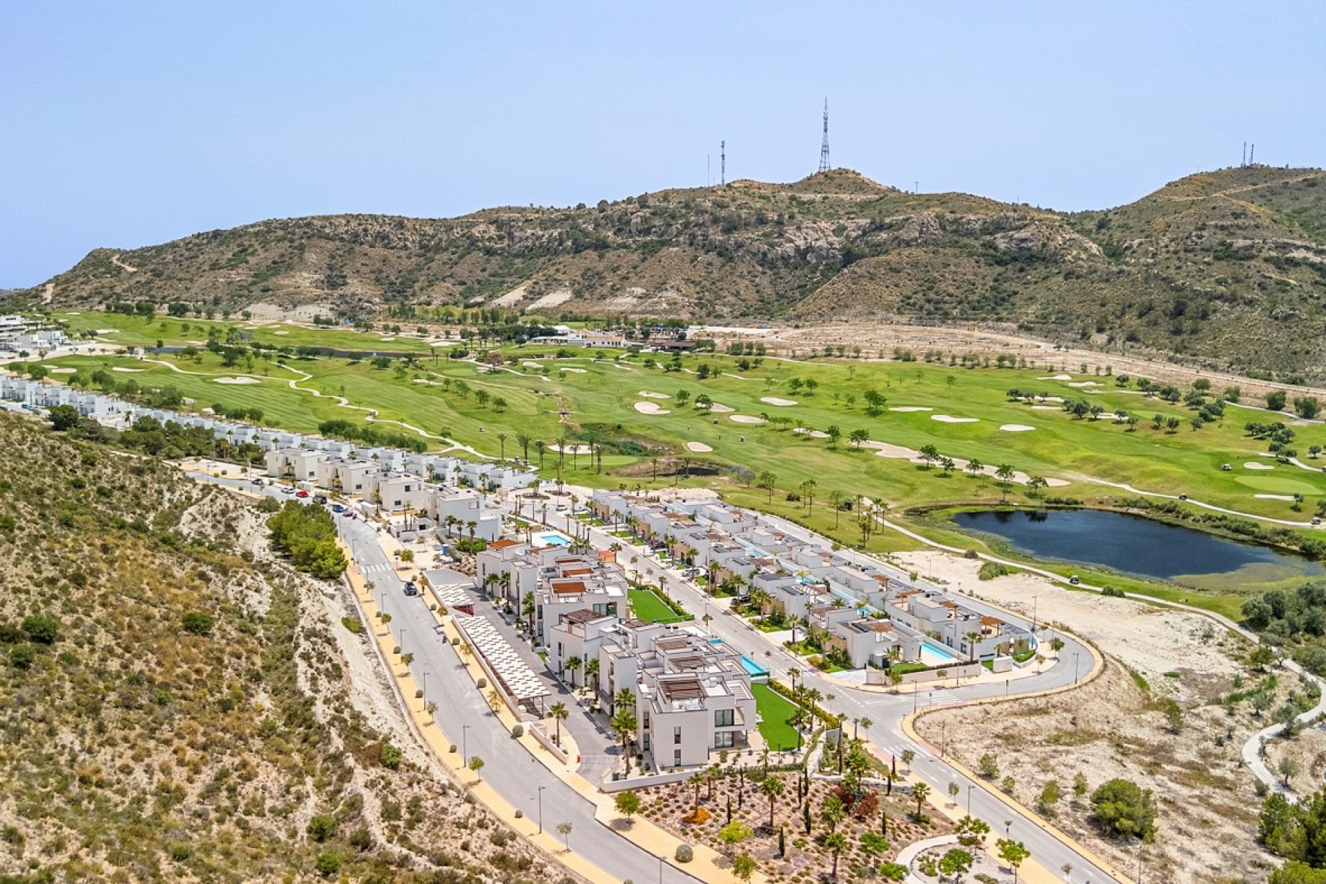 Luxury 2-bedroom bungalow with views of the golf course in Monforte del Cid