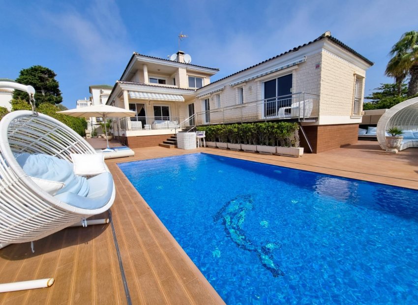 Luxury 5-bedroom villa with a private pool and ocean views in Torrevieja