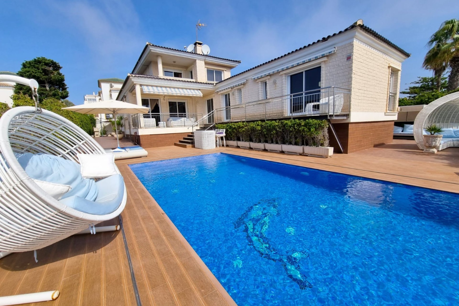 Luxury 5-bedroom villa with a private pool and ocean views in Torrevieja