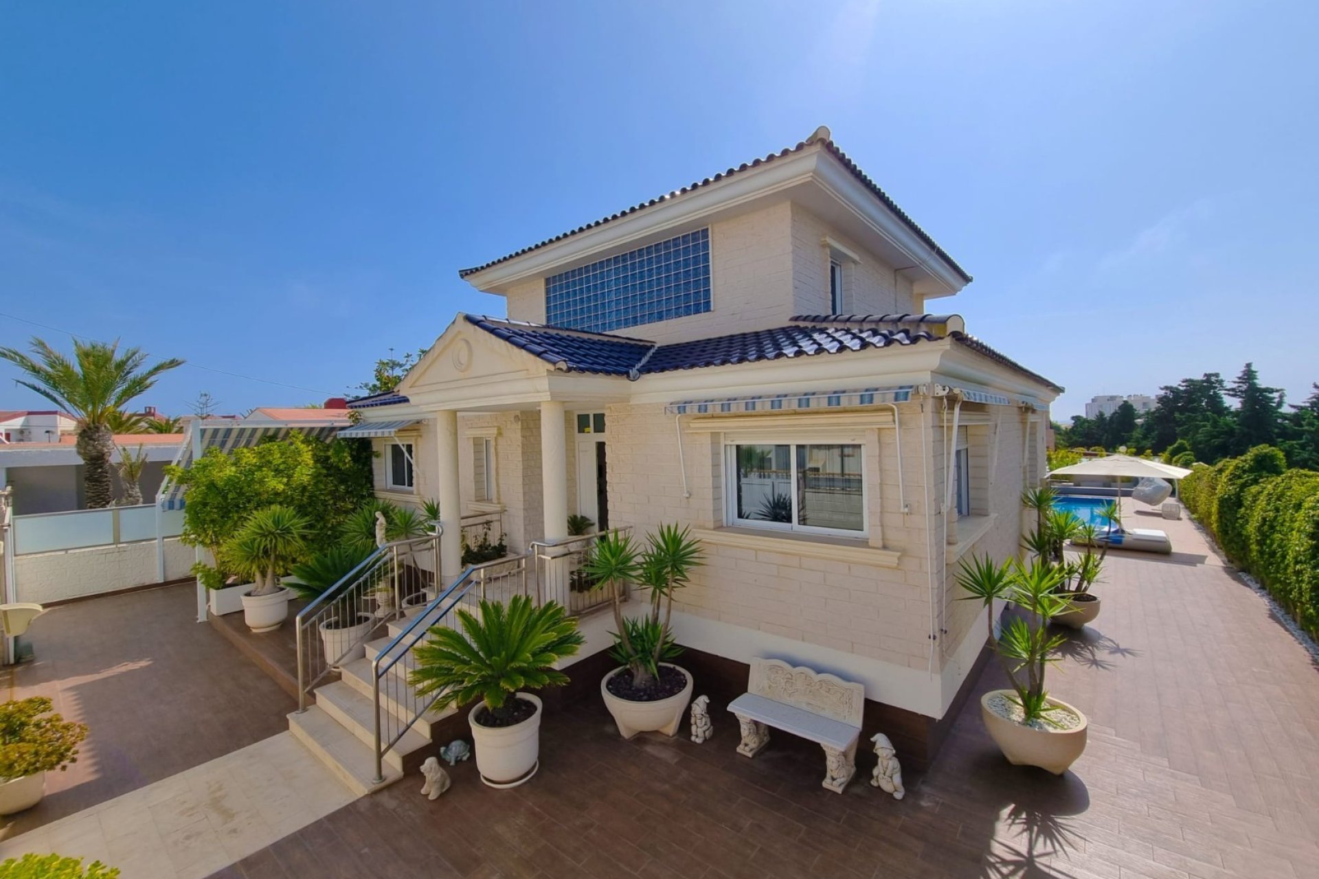 Luxury 5-bedroom villa with a private pool and ocean views in Torrevieja