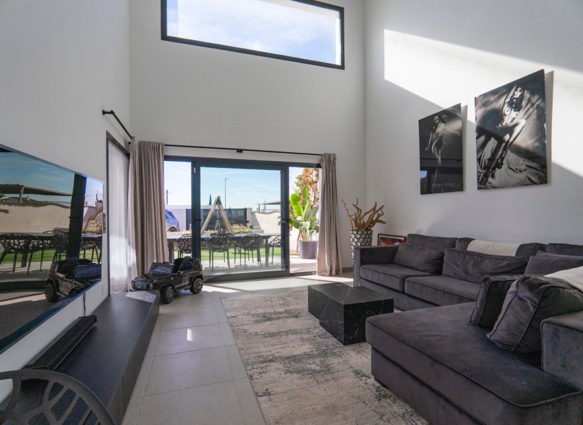 Luxury 6-bedroom villa with guest house and private pool in Ciudad Quesada