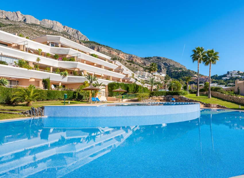 Luxury apartment in Altea with 2 bedrooms, pool & balcony