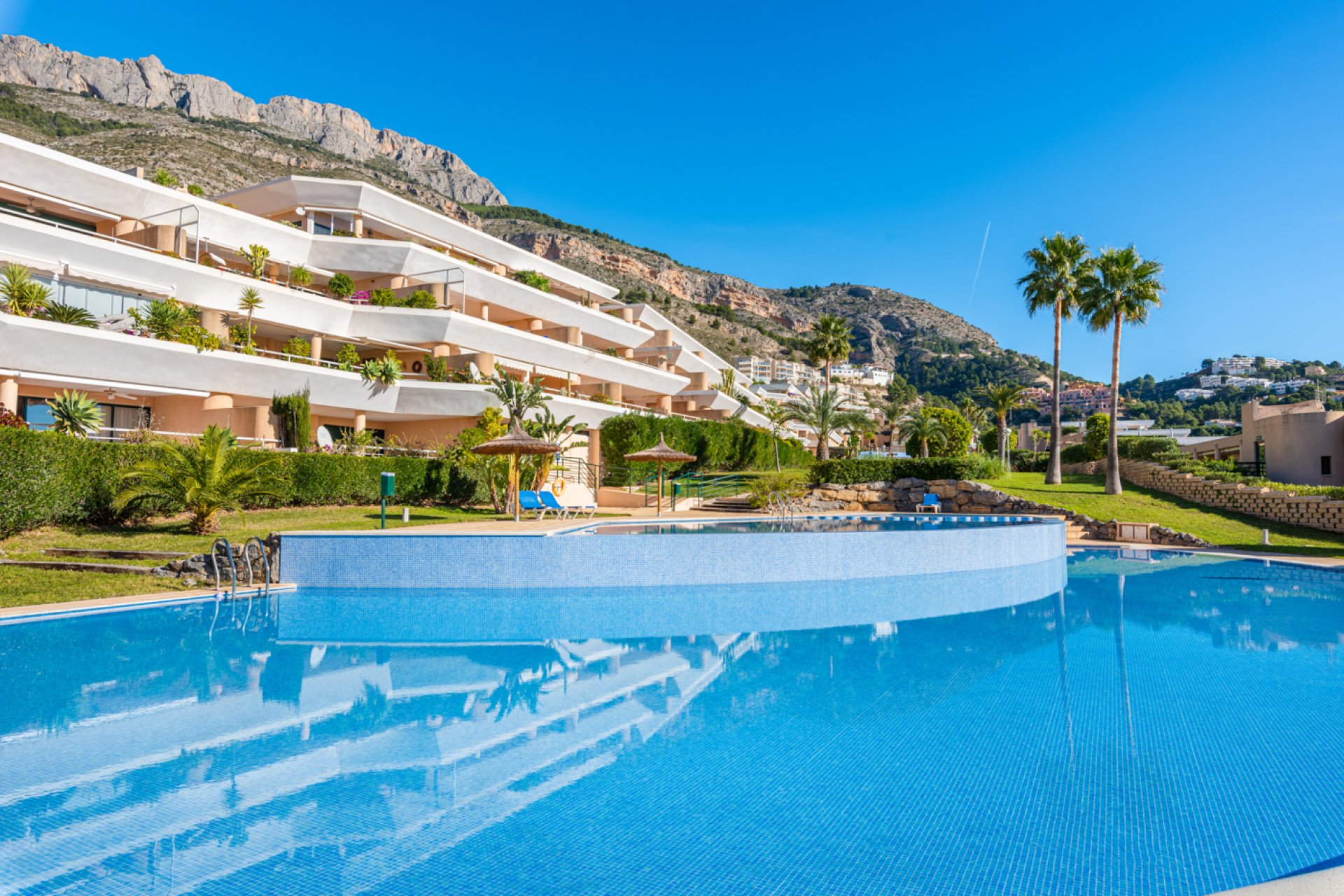 Luxury apartment in Altea with 2 bedrooms, pool & balcony