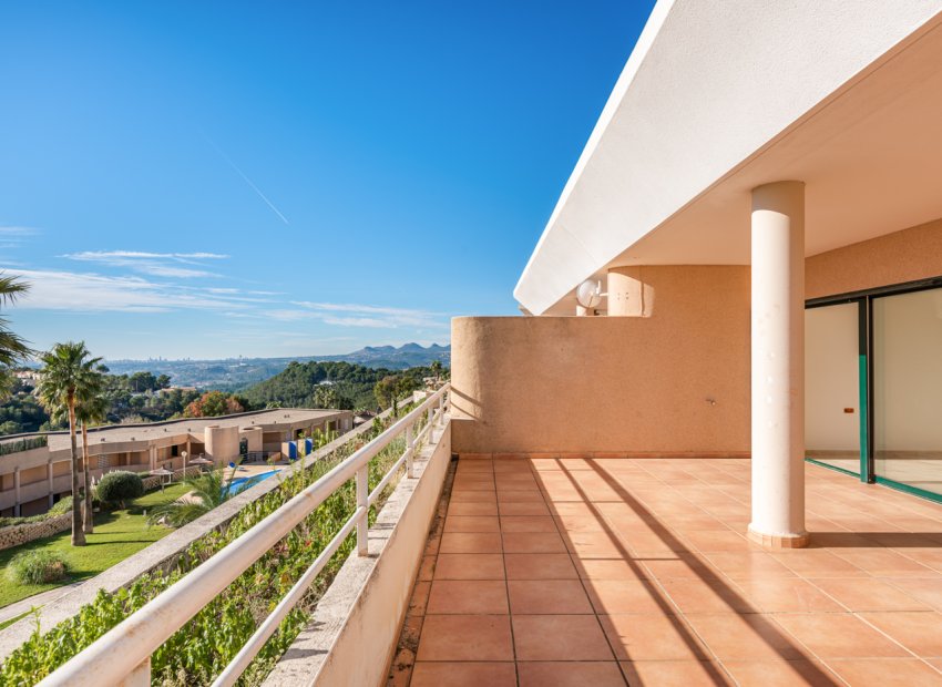 Luxury apartment in Altea with 2 bedrooms, pool & balcony