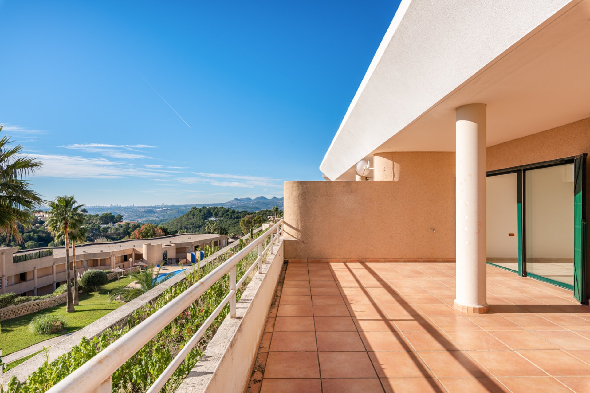 Luxury apartment in Altea with 2 bedrooms, pool & balcony