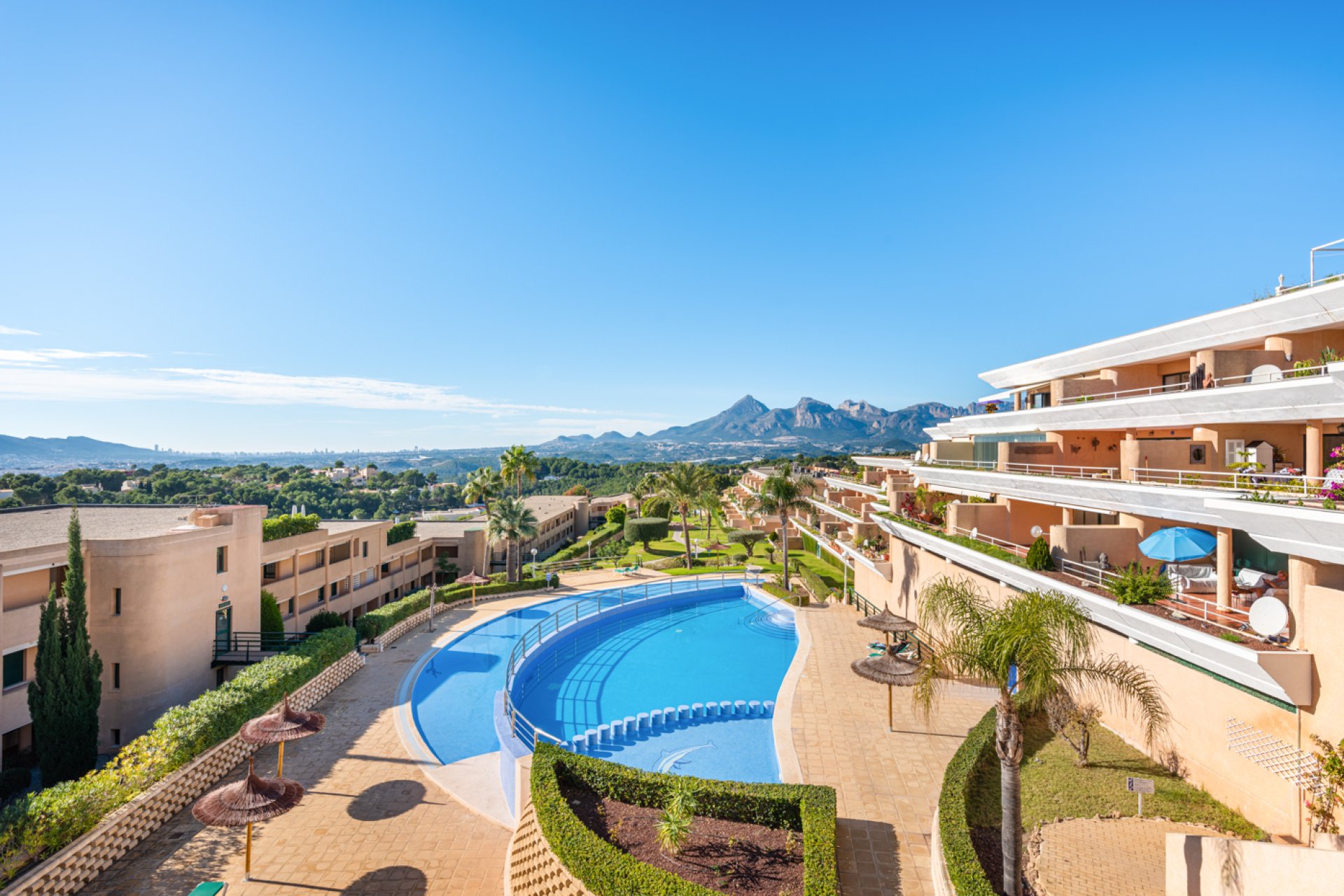 Luxury apartment in Altea with 2 bedrooms, pool & balcony