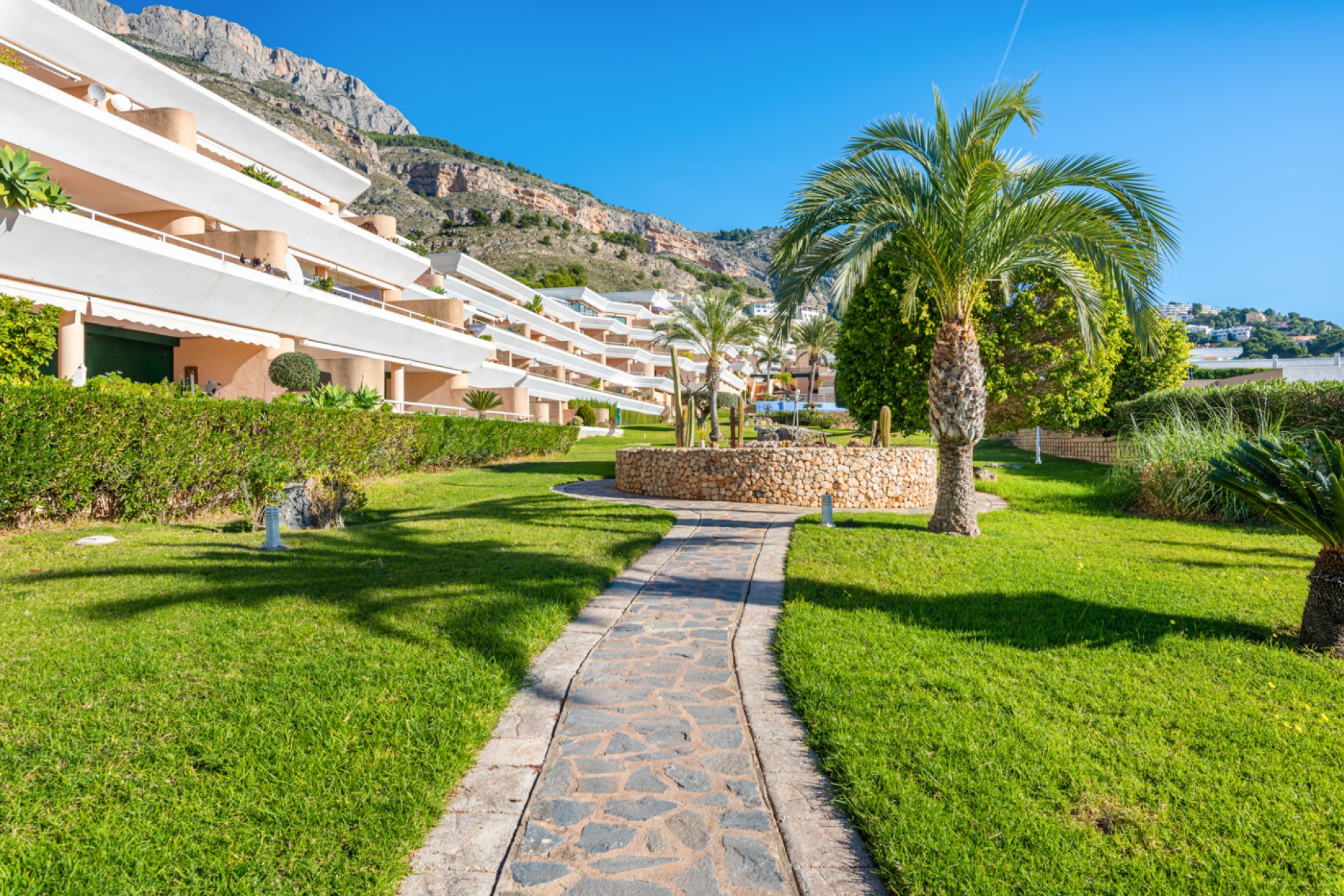 Luxury apartment in Altea with 2 bedrooms, pool & balcony