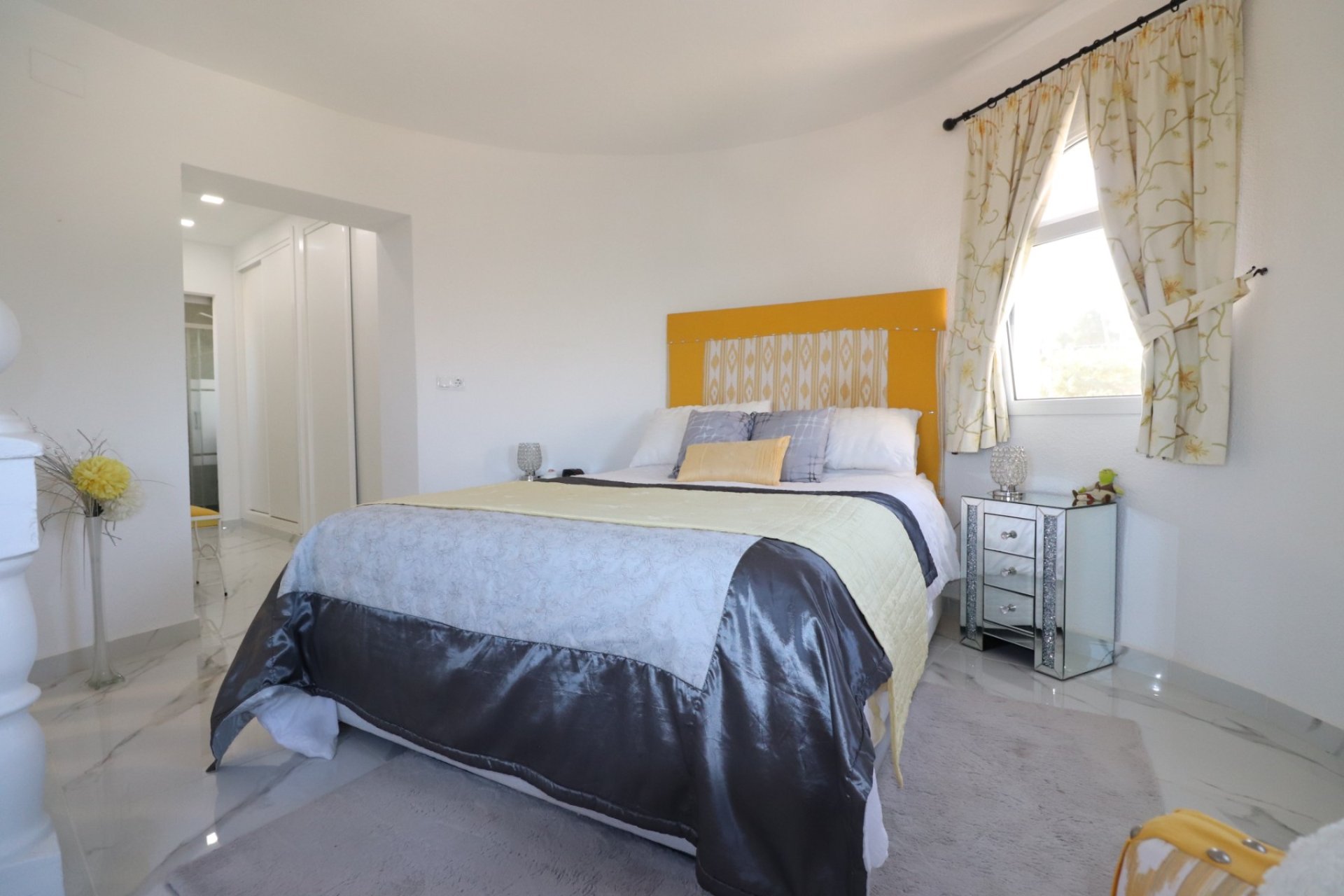 Luxury apartment in Intempo Benidorm with panoramic ocean views and amenities