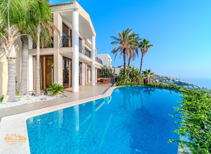 Luxury classic villa with ocean views, a private pool, and 5 bedrooms in Altea Hills