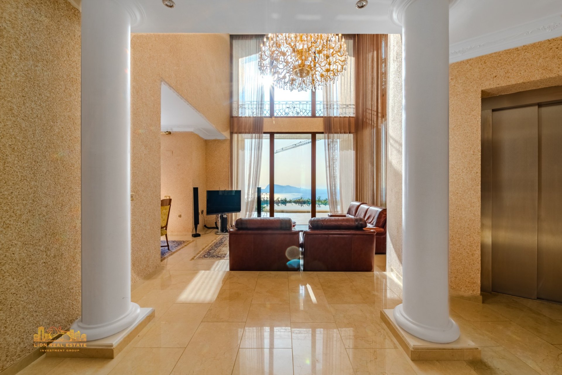 Luxury classic villa with ocean views, a private pool, and 5 bedrooms in Altea Hills