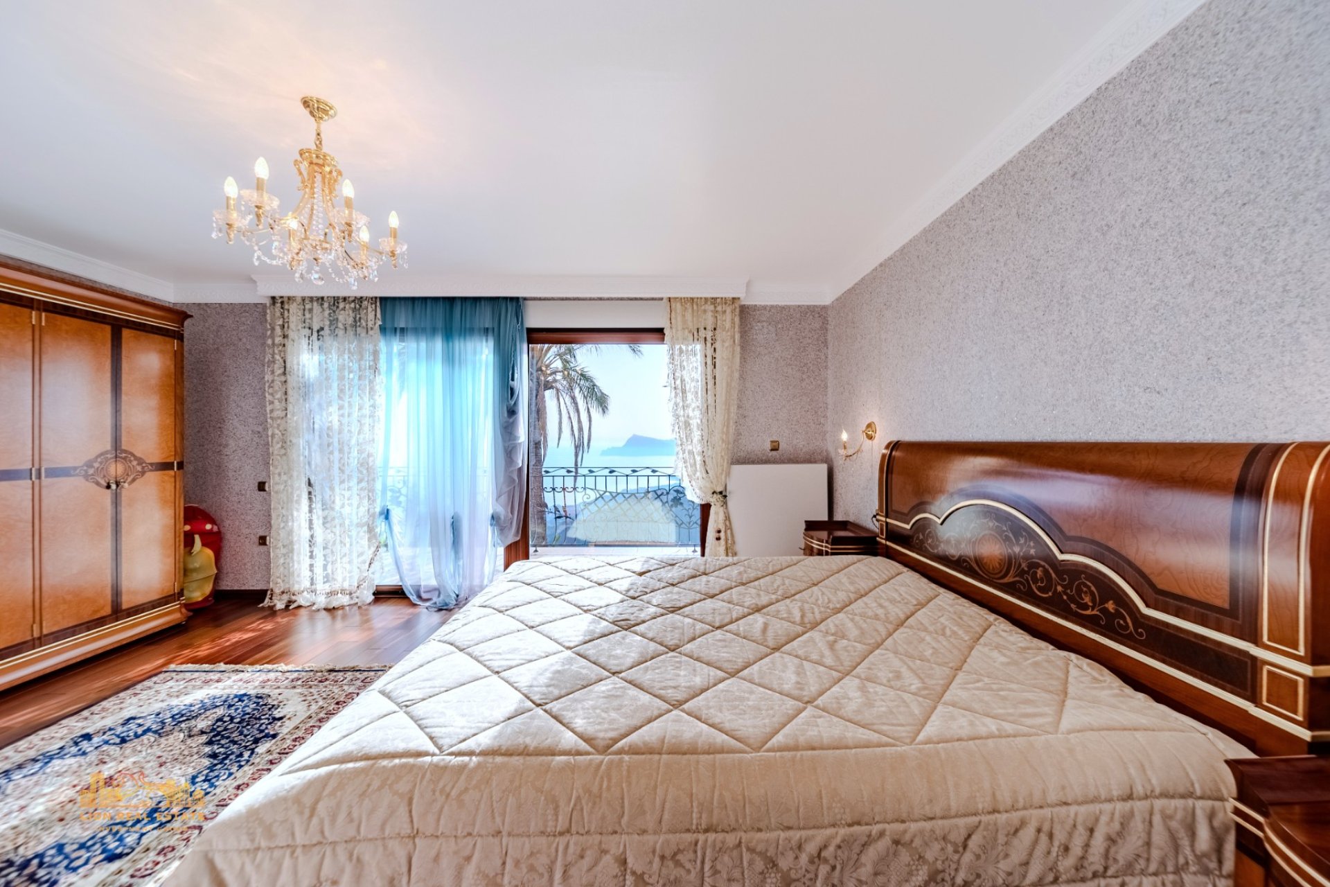 Luxury classic villa with ocean views, a private pool, and 5 bedrooms in Altea Hills