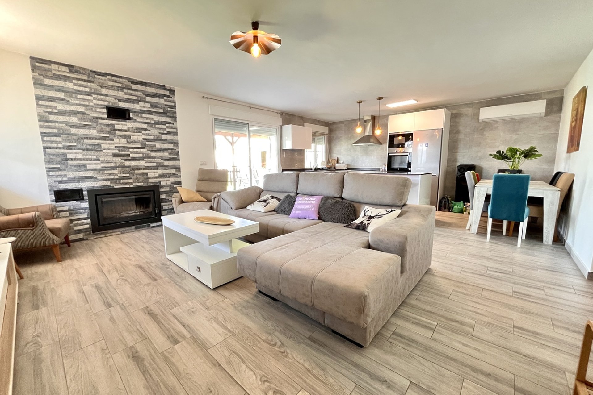 Luxury modern finca with a pool, 3 bedrooms, and mountain views near Alcantarilla