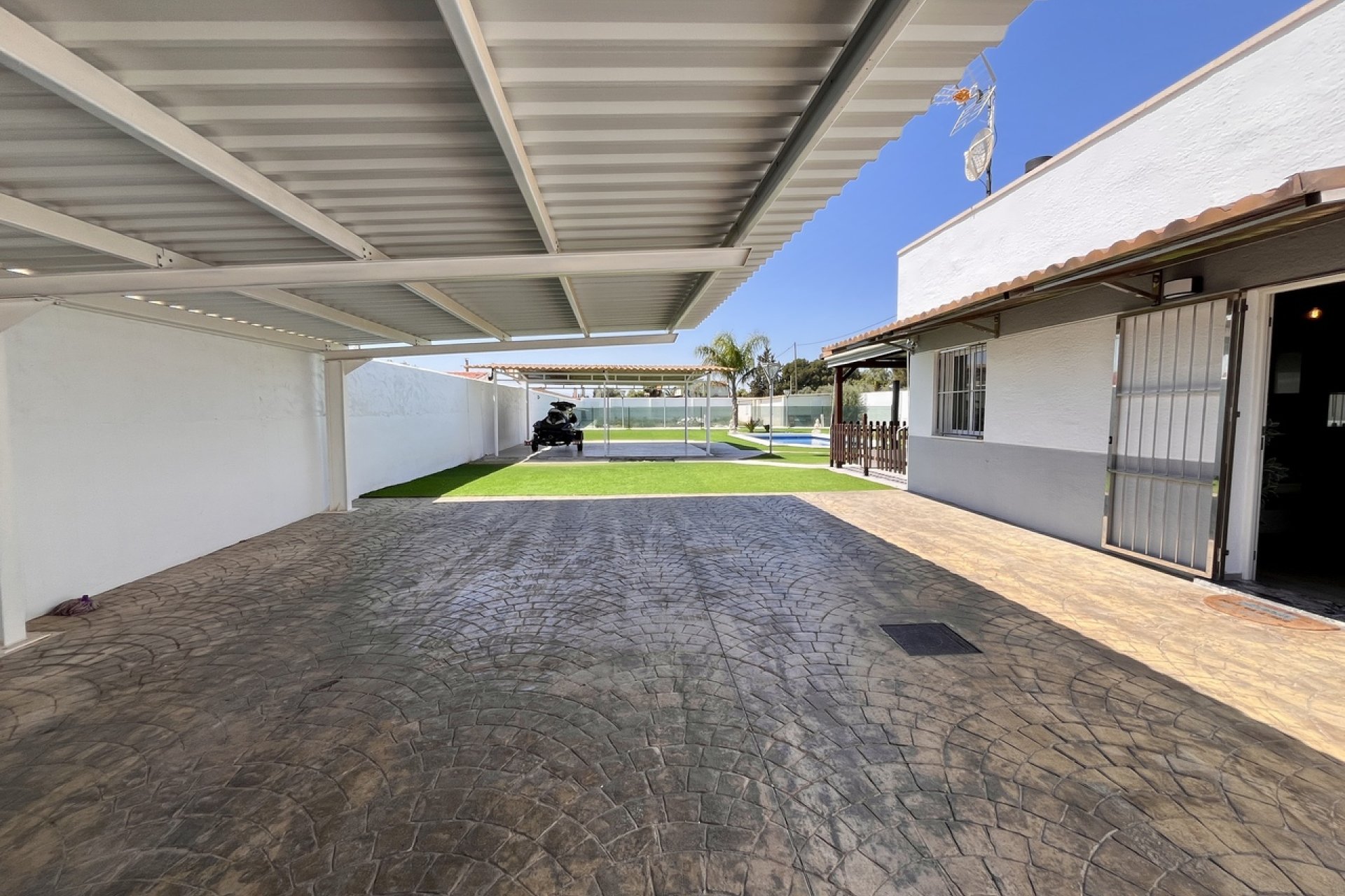 Luxury modern finca with a pool, 3 bedrooms, and mountain views near Alcantarilla