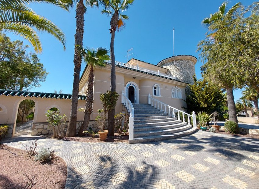 Luxury villa in Rojales: 7 bedrooms, private pool, turnkey