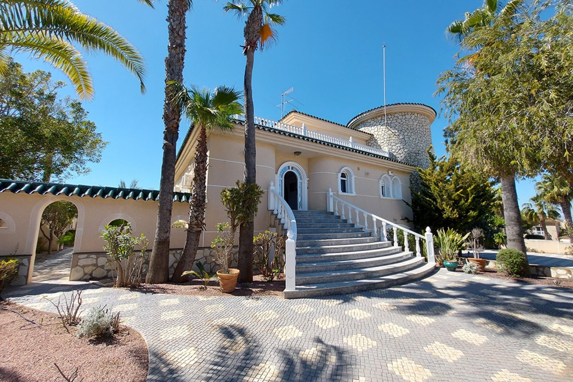 Luxury villa in Rojales: 7 bedrooms, private pool, turnkey