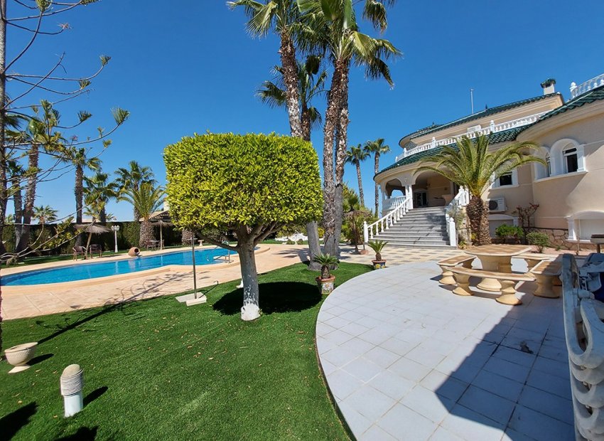 Luxury villa in Rojales: 7 bedrooms, private pool, turnkey