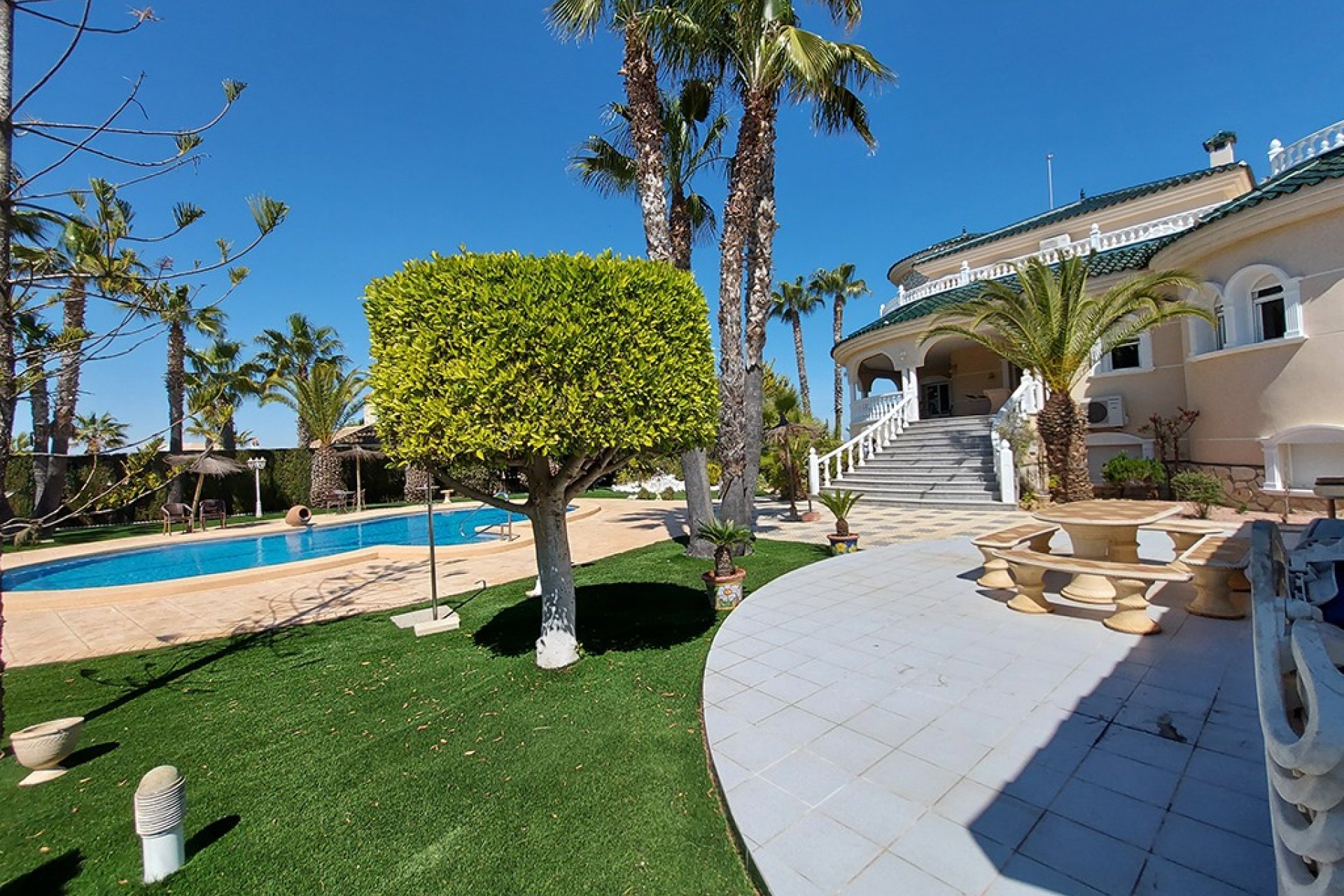 Luxury villa in Rojales: 7 bedrooms, private pool, turnkey