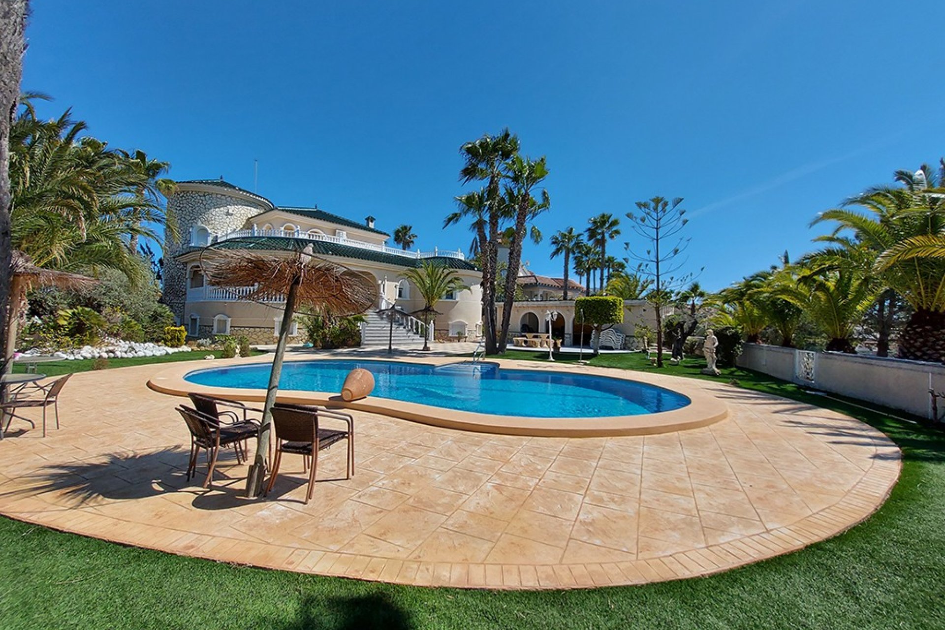 Luxury villa in Rojales: 7 bedrooms, private pool, turnkey