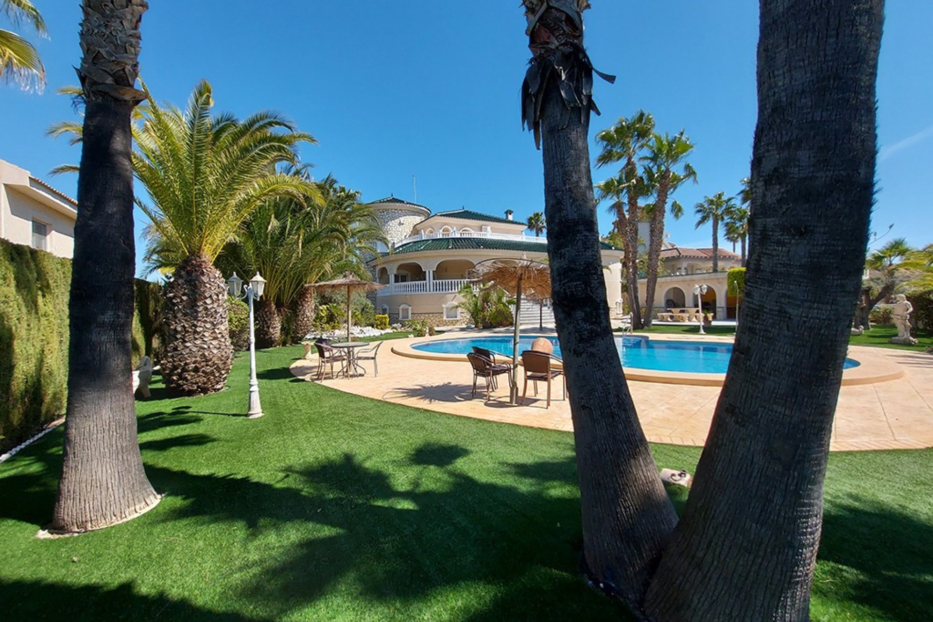 Luxury villa in Rojales: 7 bedrooms, private pool, turnkey