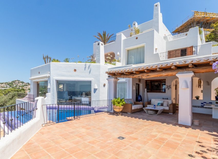 Luxury villa with 5 bedrooms and private pool in Moraira