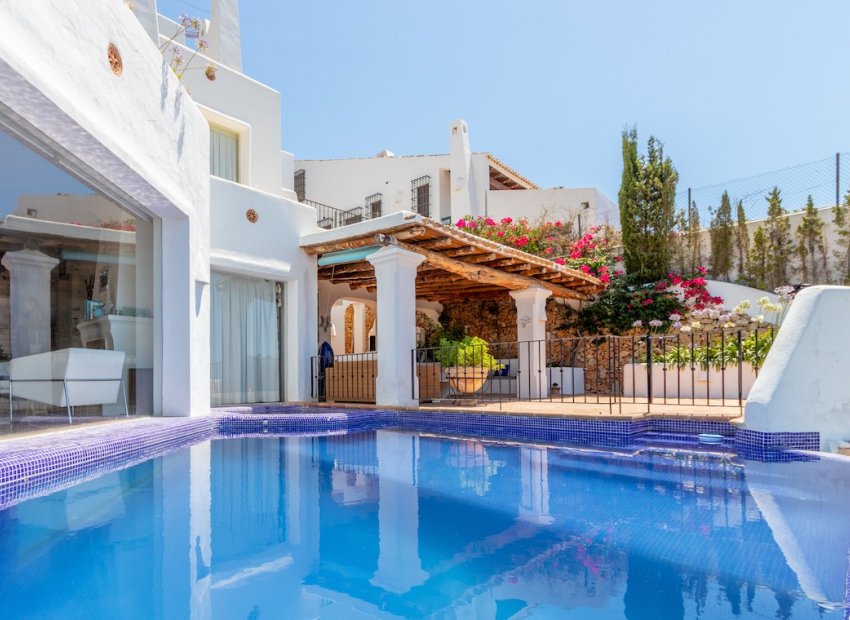 Luxury villa with 5 bedrooms and private pool in Moraira