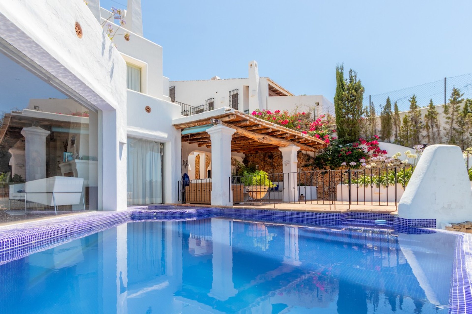 Luxury villa with 5 bedrooms and private pool in Moraira