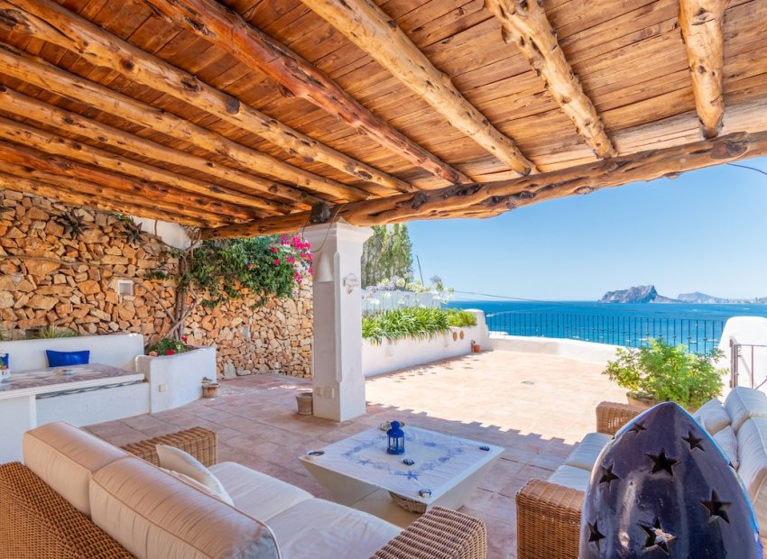 Luxury villa with 5 bedrooms and private pool in Moraira