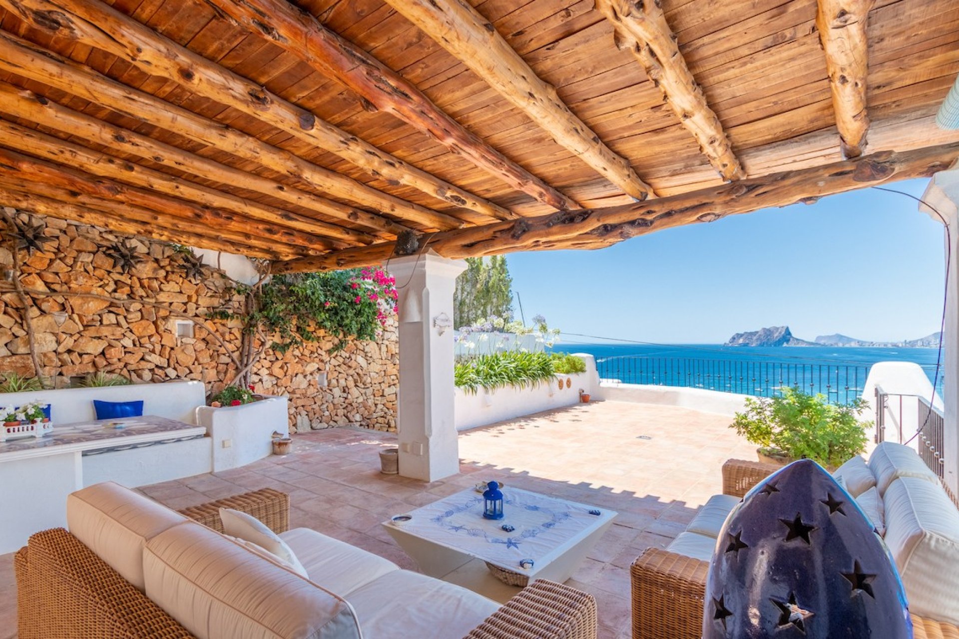 Luxury villa with 5 bedrooms and private pool in Moraira