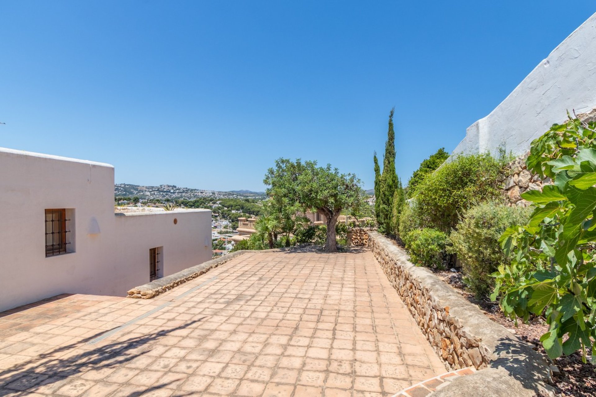 Luxury villa with 5 bedrooms and private pool in Moraira