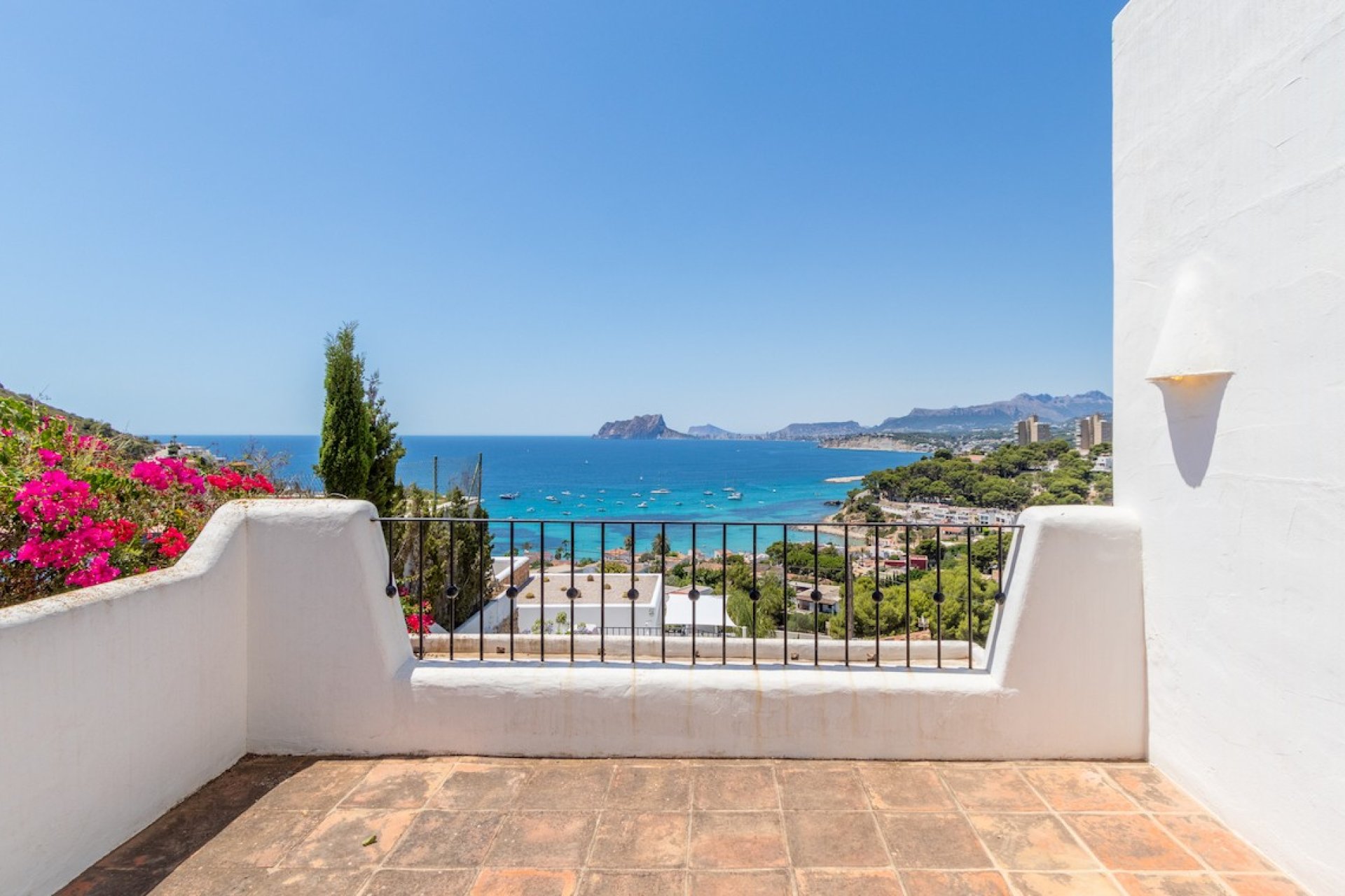 Luxury villa with 5 bedrooms and private pool in Moraira