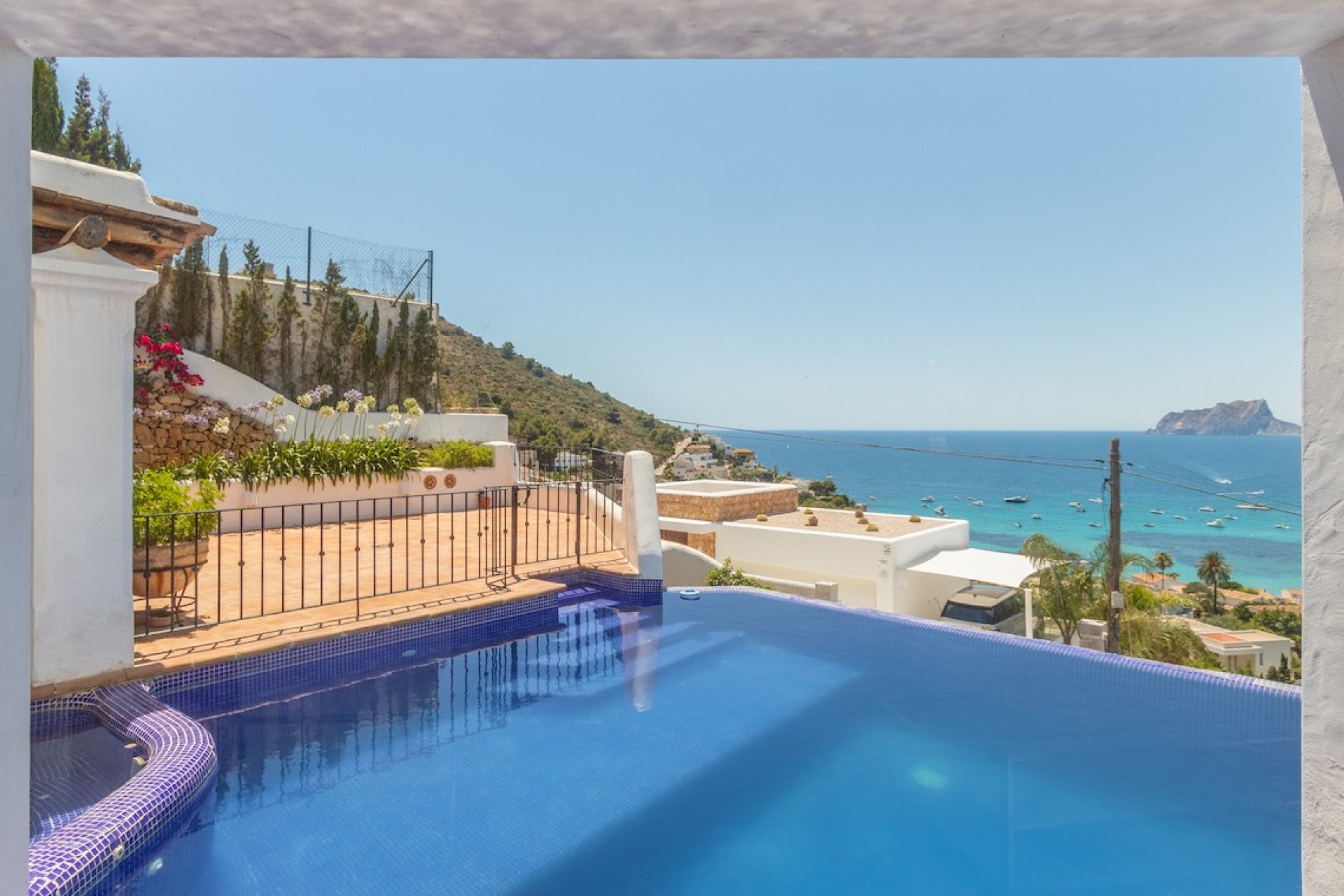 Luxury villa with 5 bedrooms and private pool in Moraira