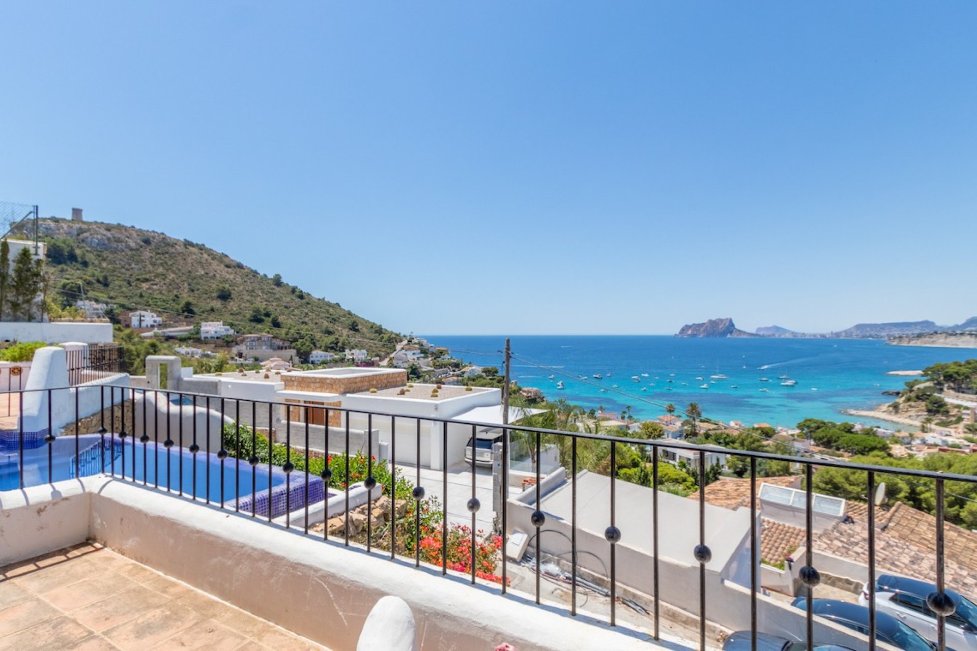 Luxury villa with 5 bedrooms and private pool in Moraira