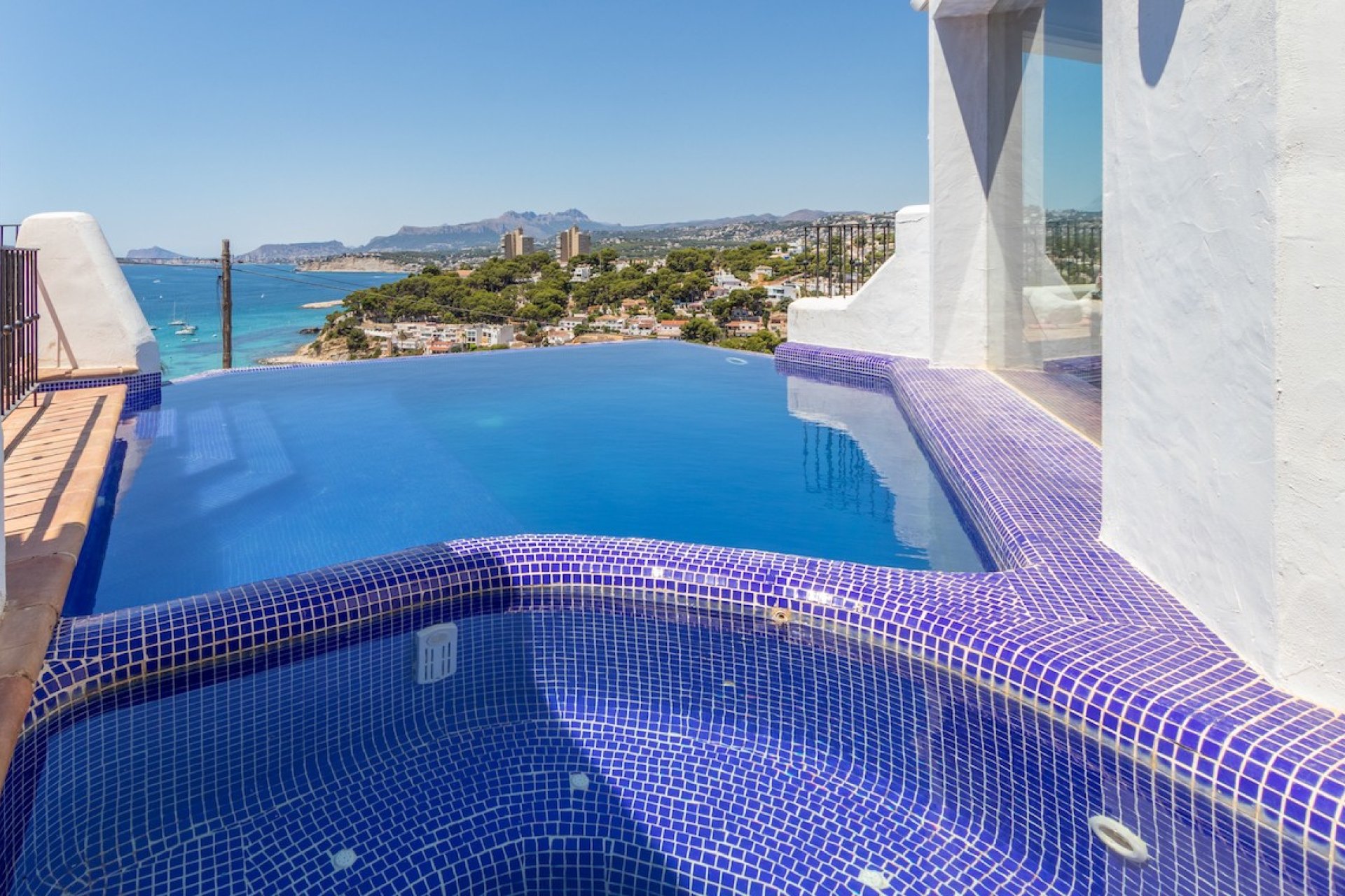 Luxury villa with 5 bedrooms and private pool in Moraira