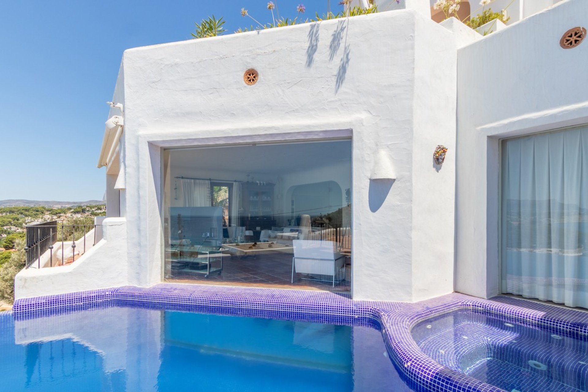 Luxury villa with 5 bedrooms and private pool in Moraira