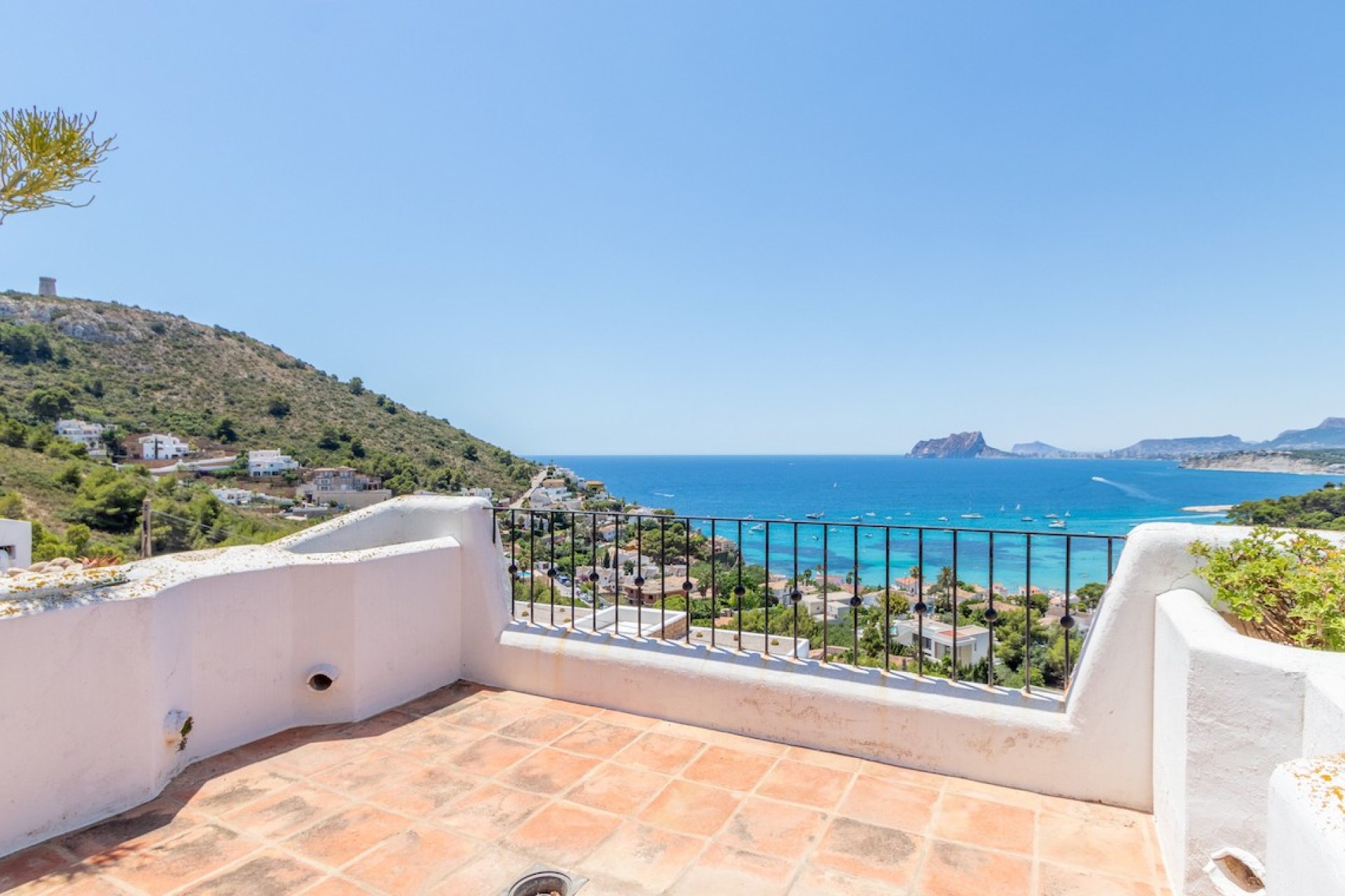 Luxury villa with 5 bedrooms and private pool in Moraira