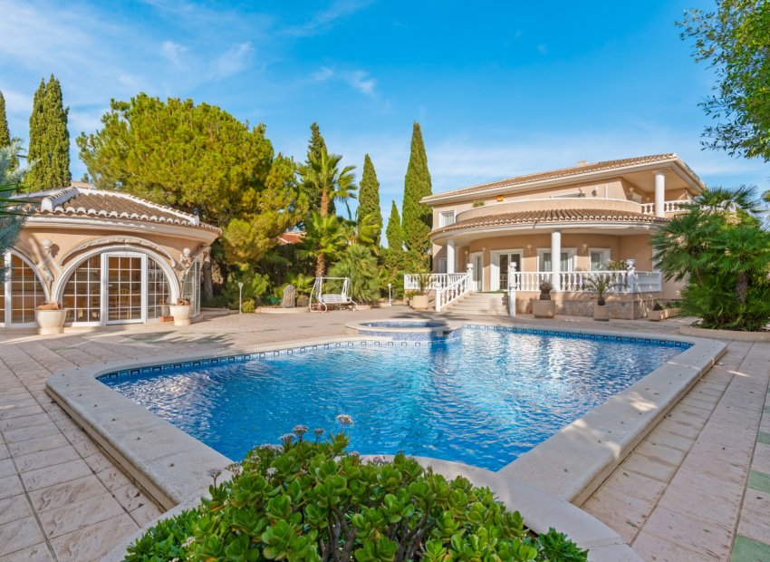 Luxury villa with 6 bedrooms, private pool and garden in Ciudad Quesada