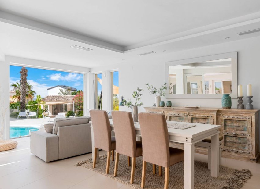 Luxury villa with ocean views, 5 bedrooms, and a large lot in Ciudad Quesada