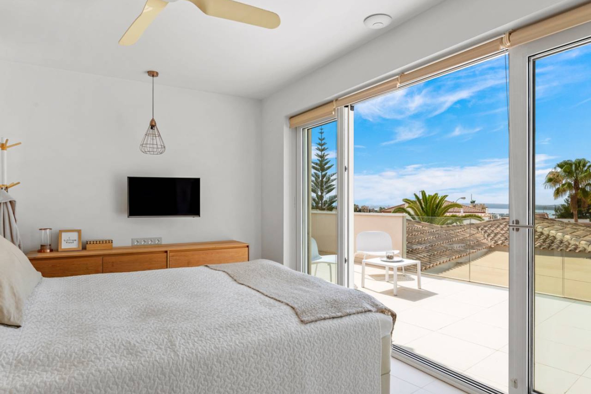 Luxury villa with ocean views, 5 bedrooms, and a large lot in Ciudad Quesada