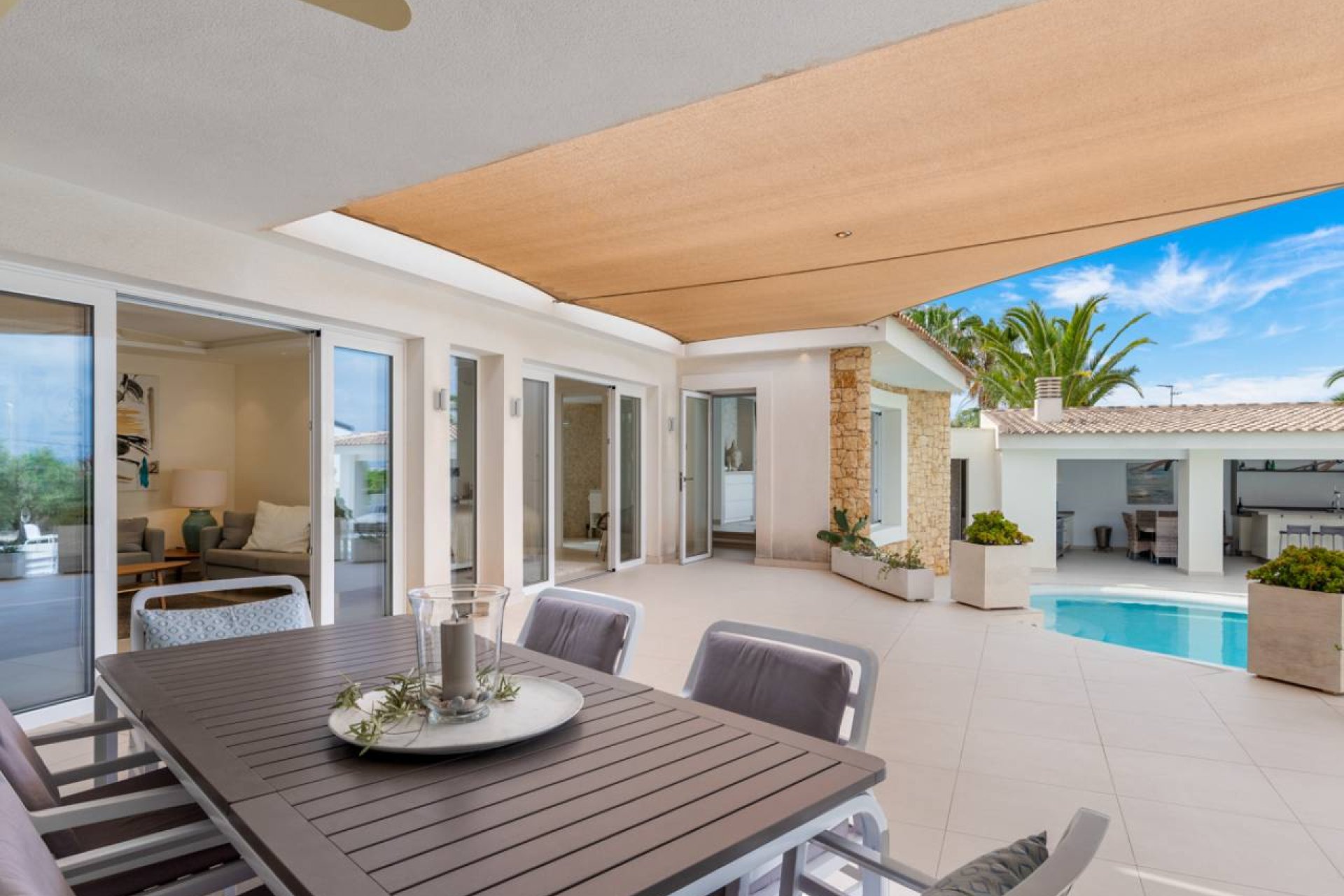 Luxury villa with ocean views, 5 bedrooms, and a large lot in Ciudad Quesada