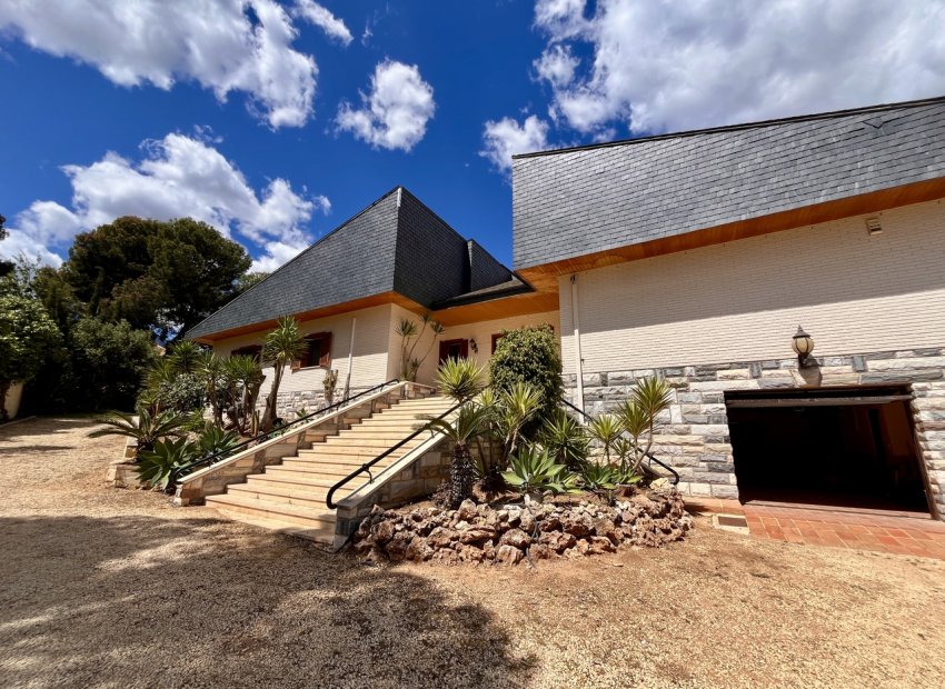 Luxury villa with ocean views, a private pool, and a large garden in La Nucía, Costa Blanca