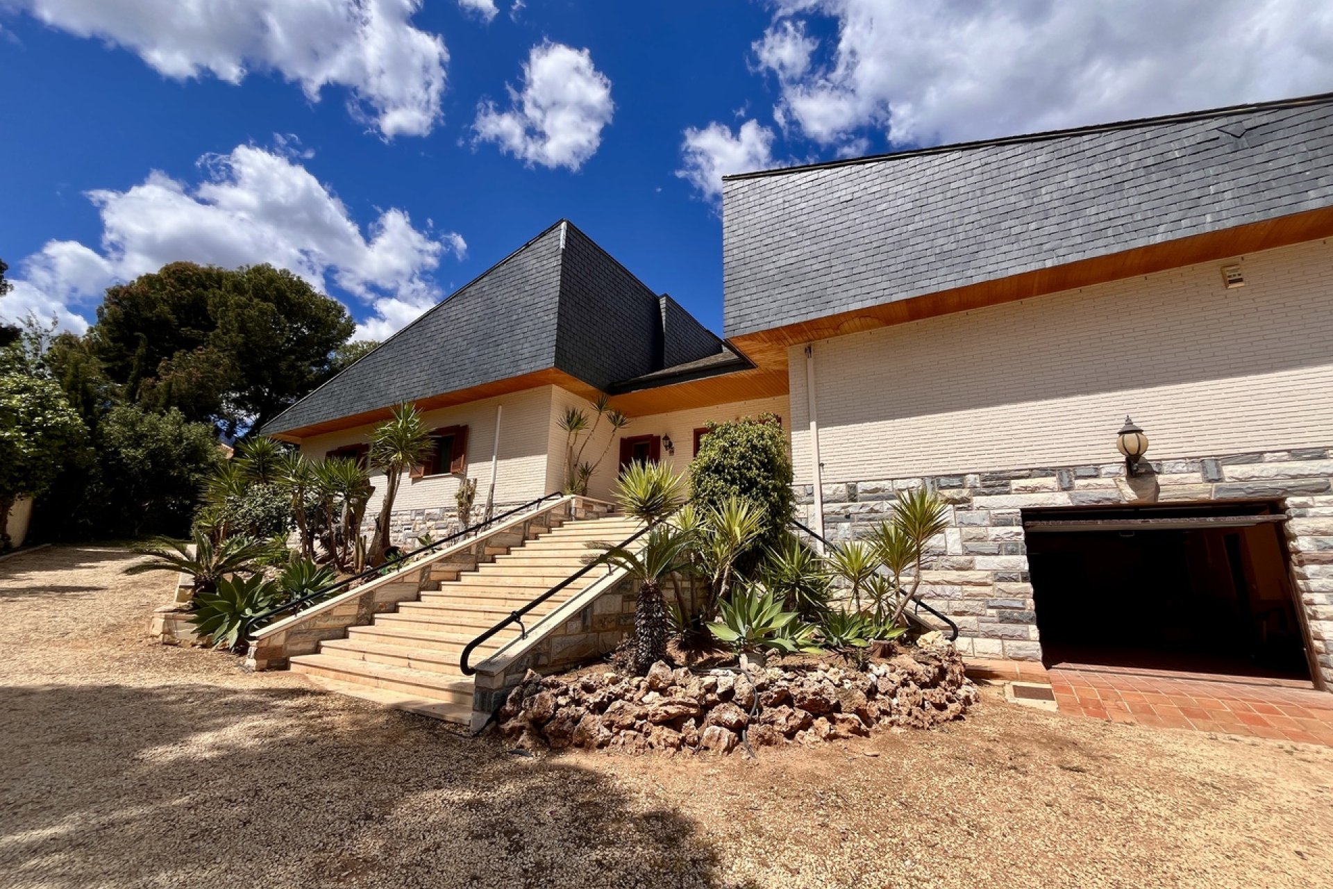 Luxury villa with ocean views, a private pool, and a large garden in La Nucía, Costa Blanca