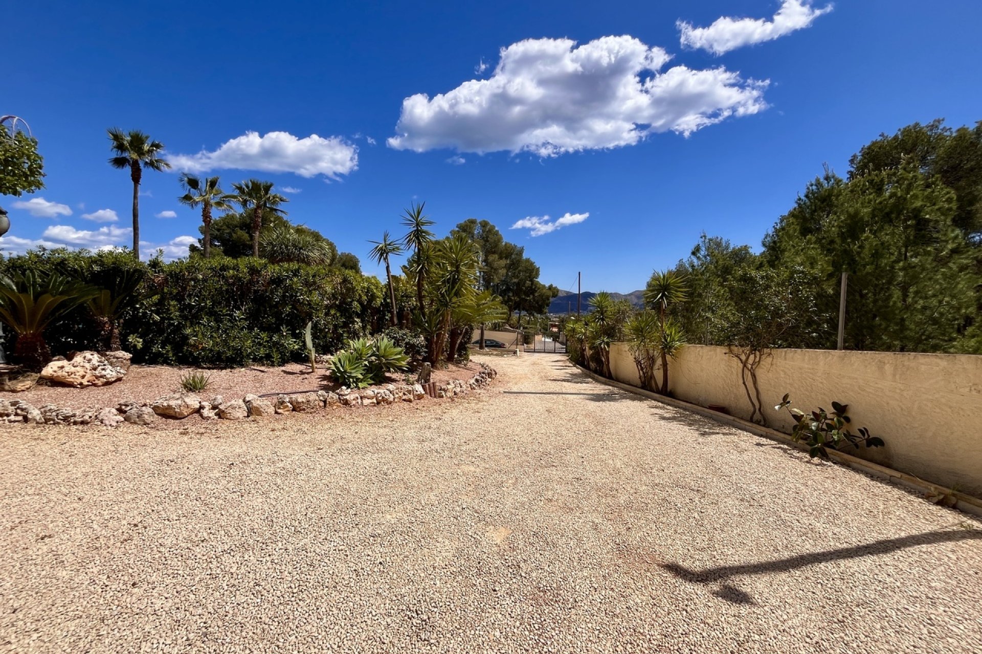 Luxury villa with ocean views, a private pool, and a large garden in La Nucía, Costa Blanca