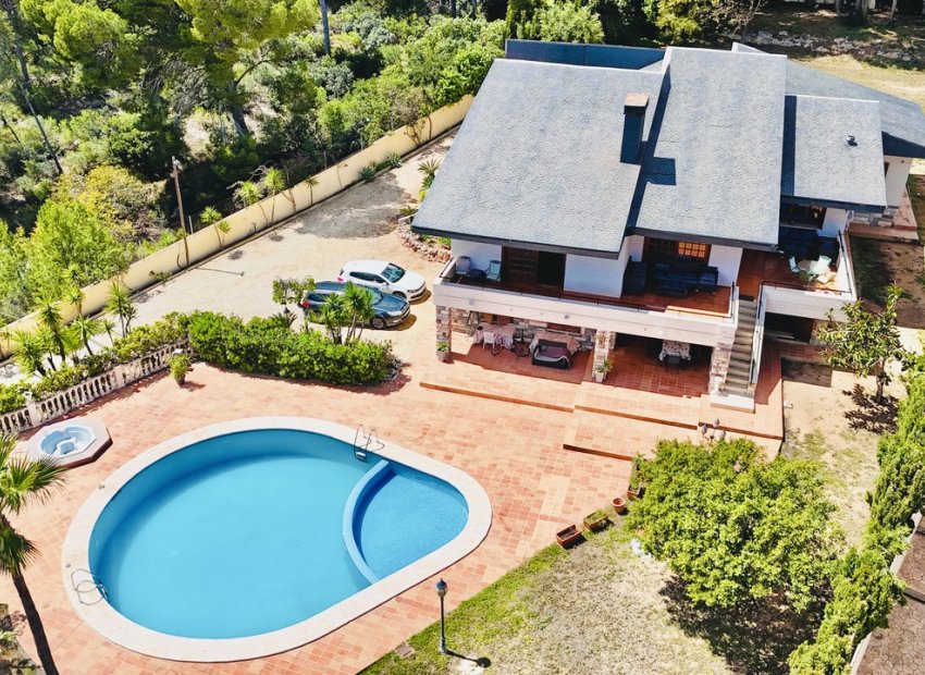 Luxury villa with ocean views, a private pool, and a large garden in La Nucía, Costa Blanca