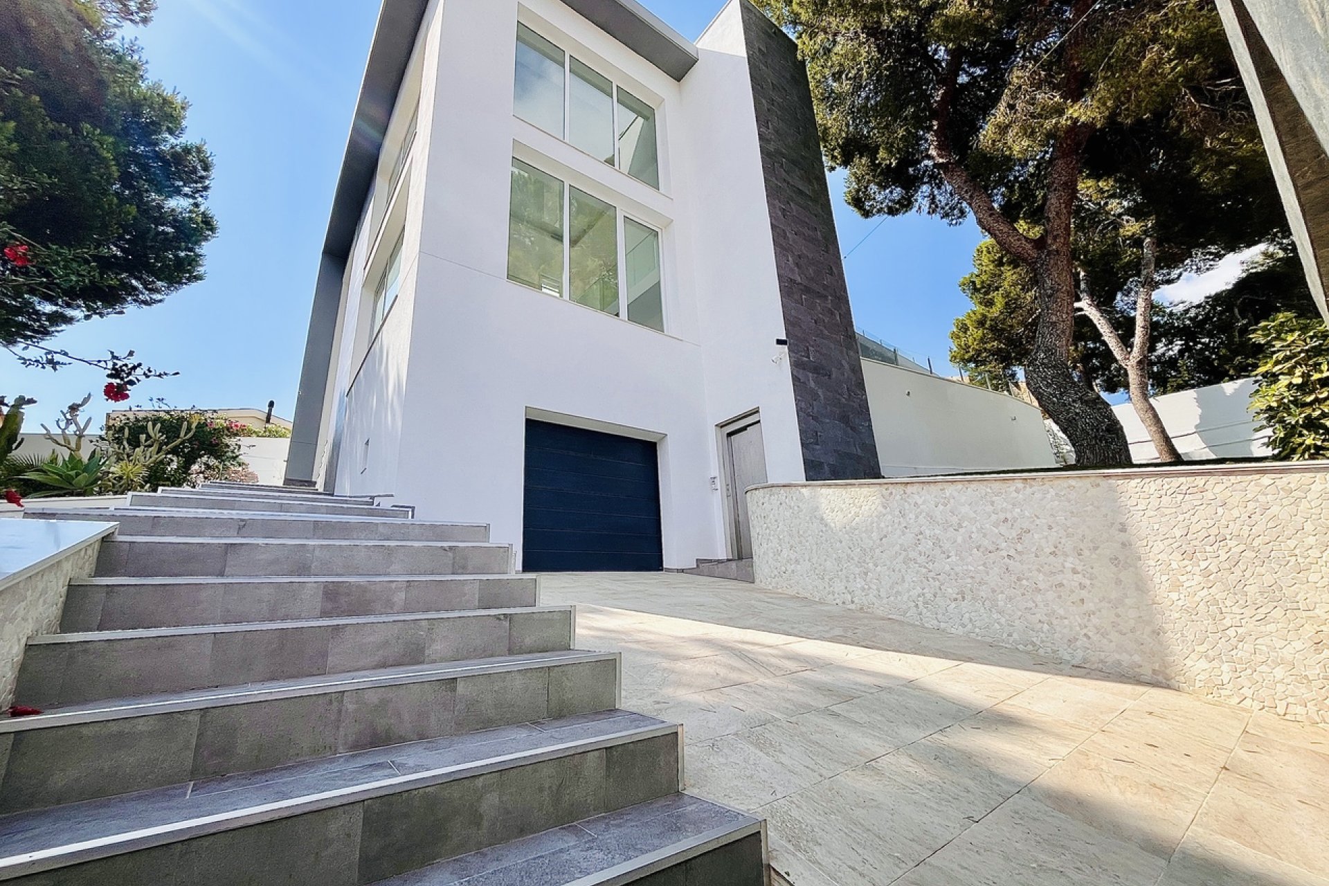 Luxury villa with ocean views and a private pool in Torrevieja